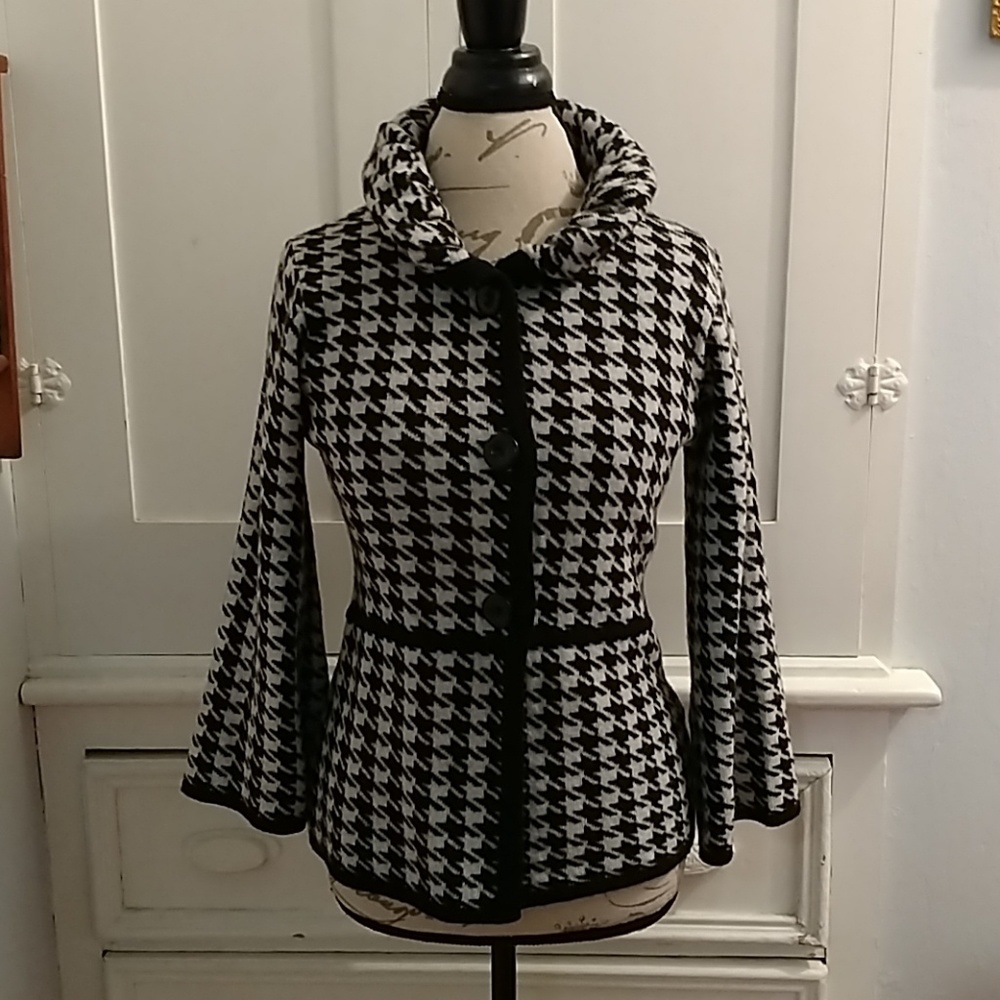 A.Ida black and white sweater Sz S
